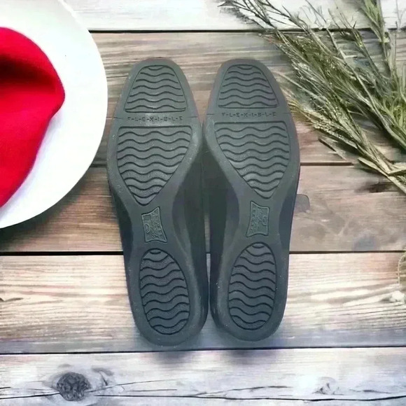 Worthington Sport Women’s size 7 Black Cloth Slip-On flats.  Great Condition - Picture 2 of 9